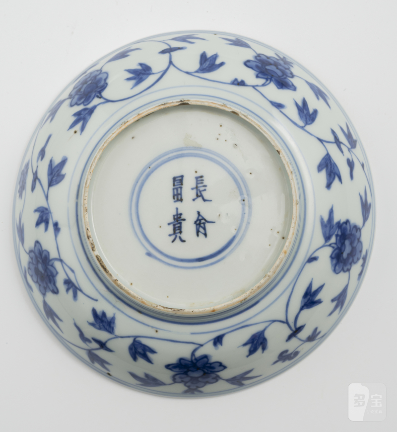 A blue and white porcelain round bowl with crane and deer decoration on a fence - 图3
